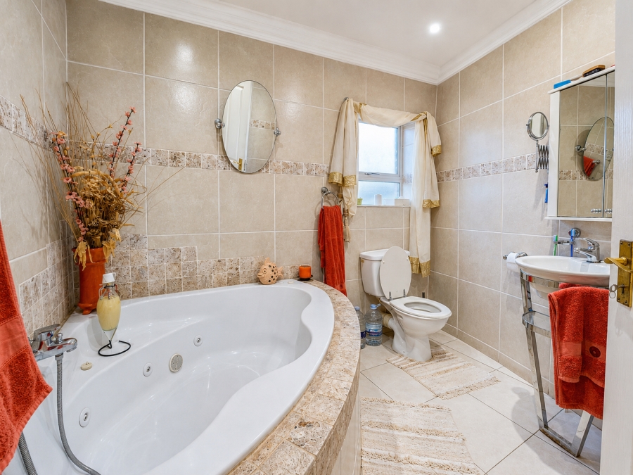 5 Bedroom Property for Sale in Wavecrest Eastern Cape